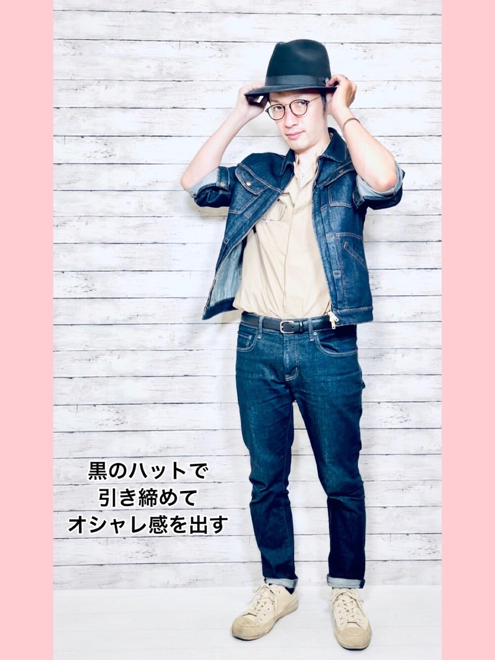 ベージュ系のシャツ/ブラウス、ブルー系のデニムジャケット、ブルー系のデニムパンツを着用したメンズの秋コーディネートの3枚目の写真