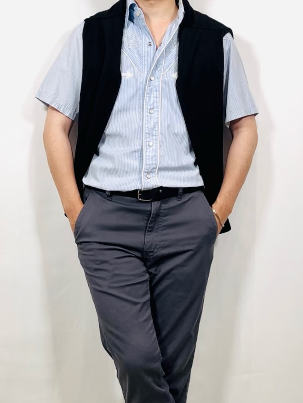 ブルー系のシャツ/ブラウス、グレー系のパンツ、ブラック系のドレスシューズを着用したメンズの夏コーディネートの2枚目の写真