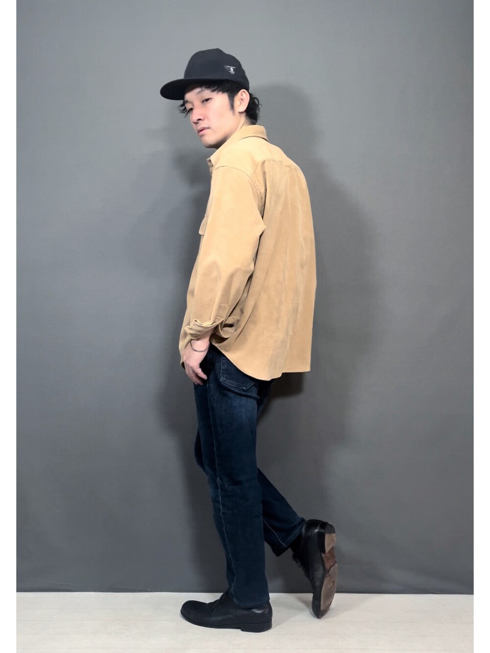 ベージュ系のシャツ/ブラウス、ブラック系のシャツ/ブラウス、ブルー系のデニムパンツを着用したメンズの春コーディネートの4枚目の写真