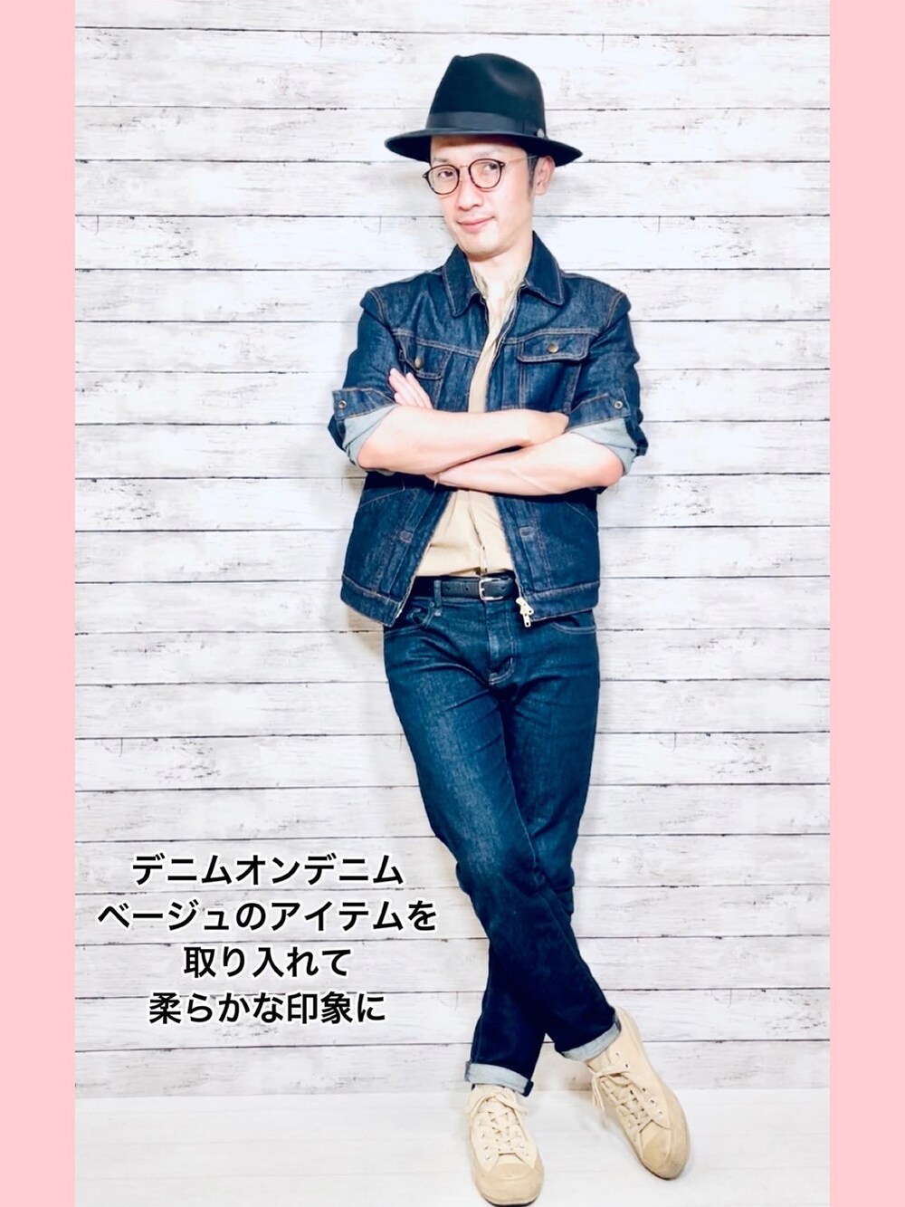 ベージュ系のシャツ/ブラウス、ブルー系のデニムジャケット、ブルー系のデニムパンツを着用したメンズの秋コーディネートの2枚目の写真
