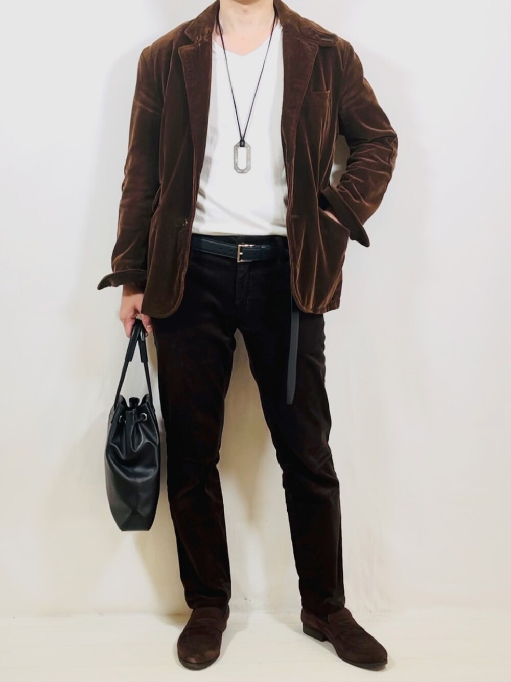 ブラウン系のテーラードジャケット、ブラウン系のパンツ、ブラウン系のローファーを着用したメンズの秋コーディネートの2枚目の写真