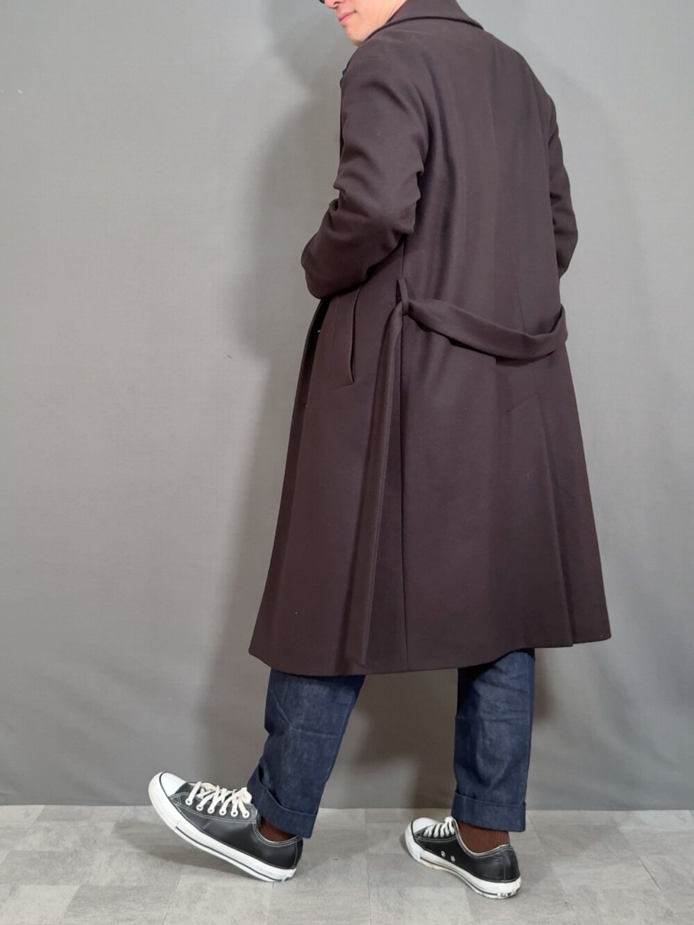ブラウン系のジャケット/アウター、ブルー系のスラックス、ブラック系のドレスシューズを着用したメンズの冬コーディネートの4枚目の写真