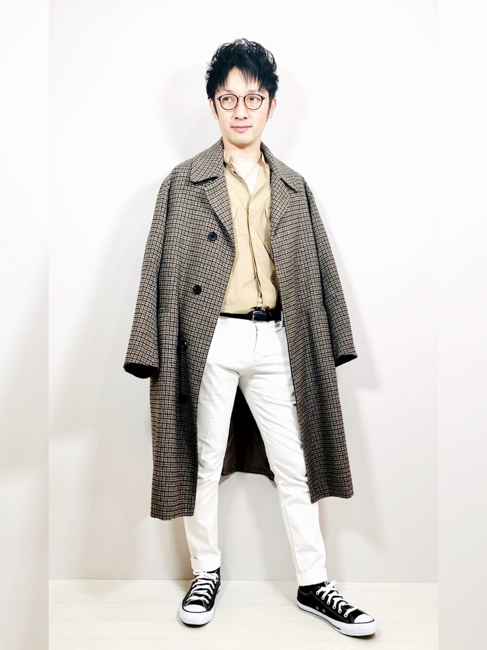 ブラック系のスニーカー、ベージュ系のシャツ/ブラウスを着用したメンズの冬コーディネートの2枚目の写真