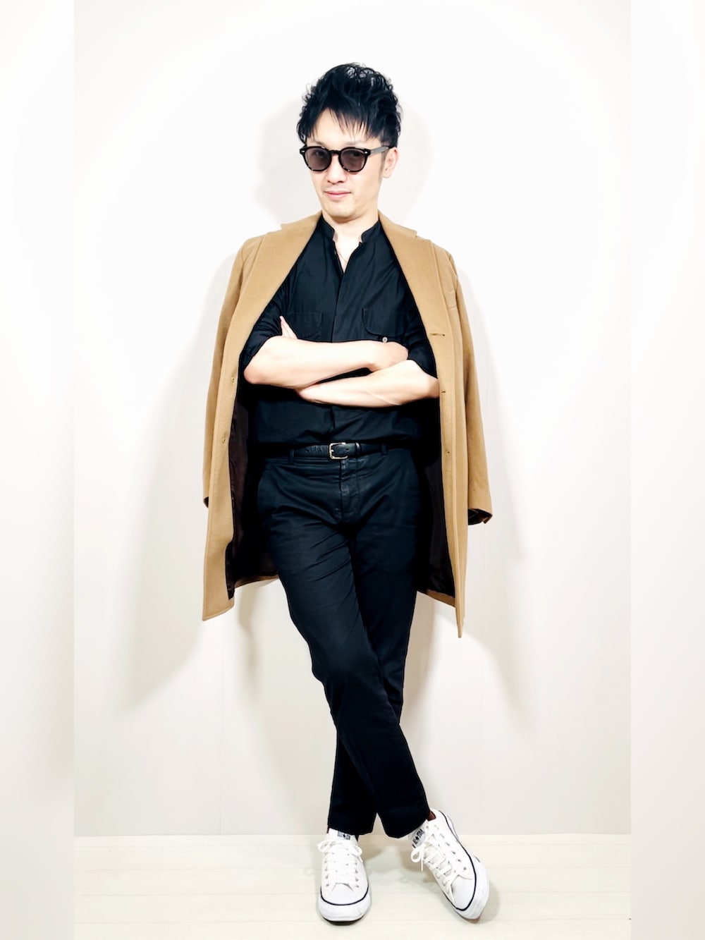 ベージュ系のチェスターコート、ブラック系のシャツ/ブラウス、ブラック系のスラックスを着用したメンズの春コーディネートの5枚目の写真