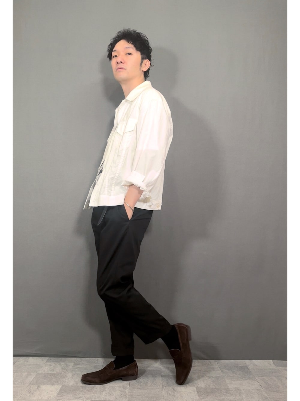 ホワイト系のシャツ/ブラウス、ブラック系のスラックス、ブラウン系のローファーを着用したメンズの夏コーディネートの5枚目の写真