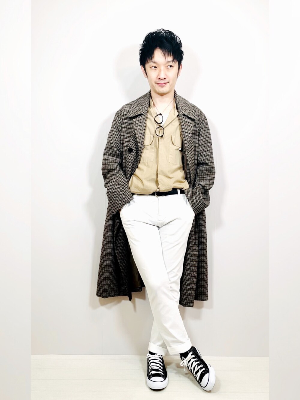 ブラック系のスニーカー、ベージュ系のシャツ/ブラウスを着用したメンズの冬コーディネートの5枚目の写真