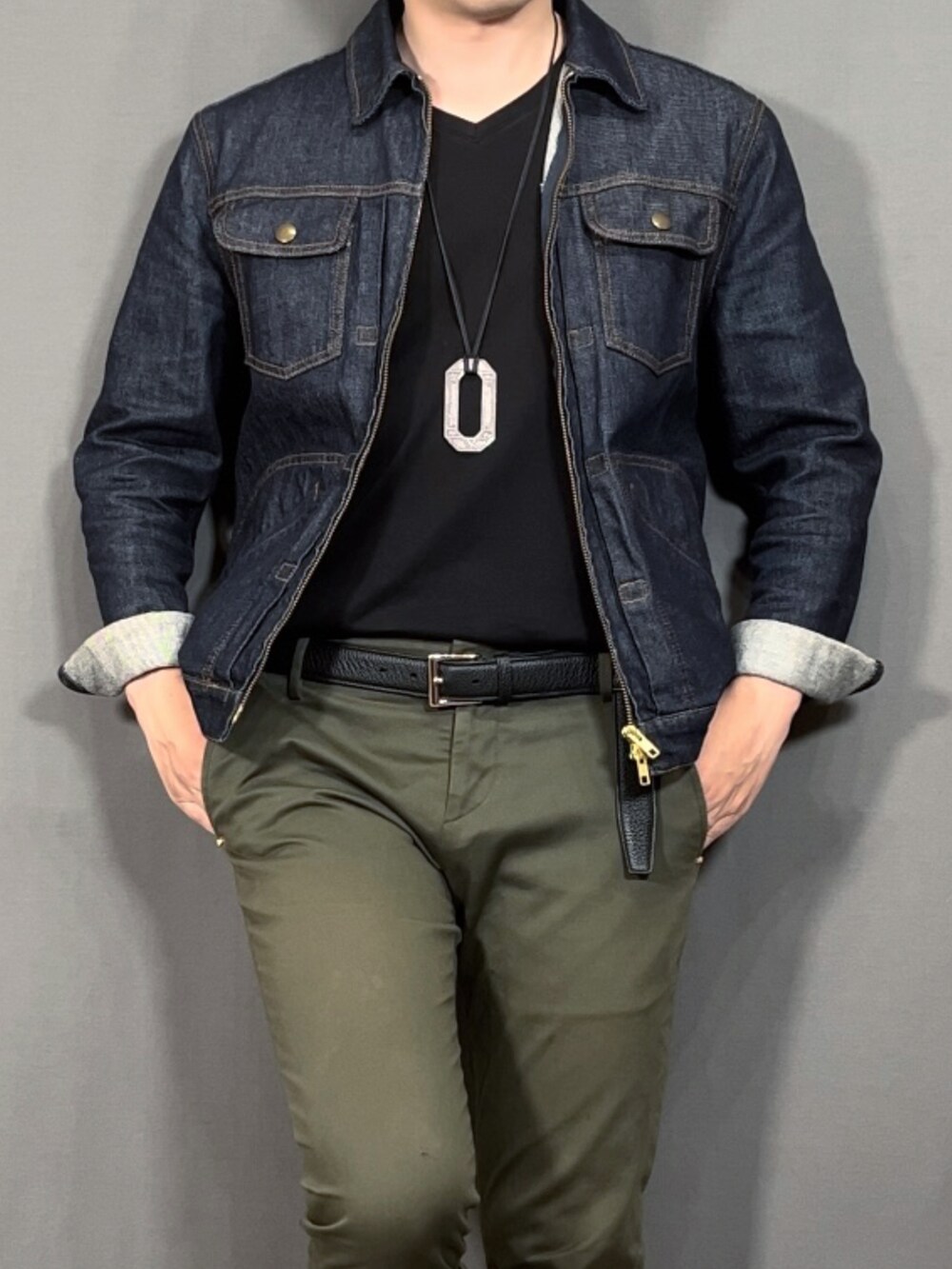 ブルー系のデニムジャケット、グリーン系のスラックス、ブラック系のドレスシューズを着用したメンズの春コーディネートの2枚目の写真