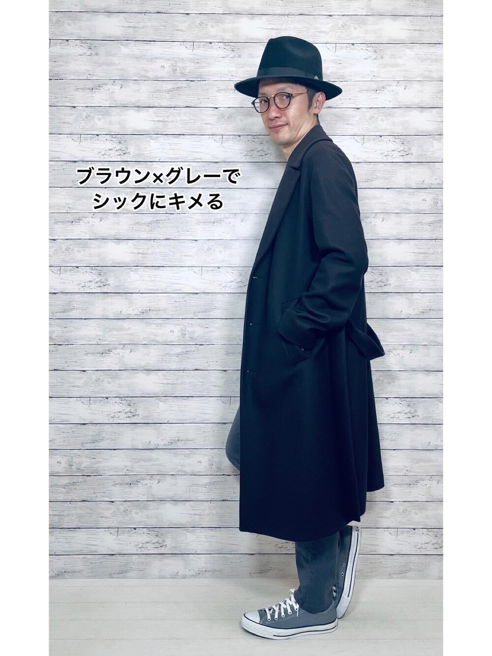 ブラウン系のジャケット/アウター、グレー系のスニーカー、ブラック系のハットを着用したメンズの冬コーディネートの2枚目の写真