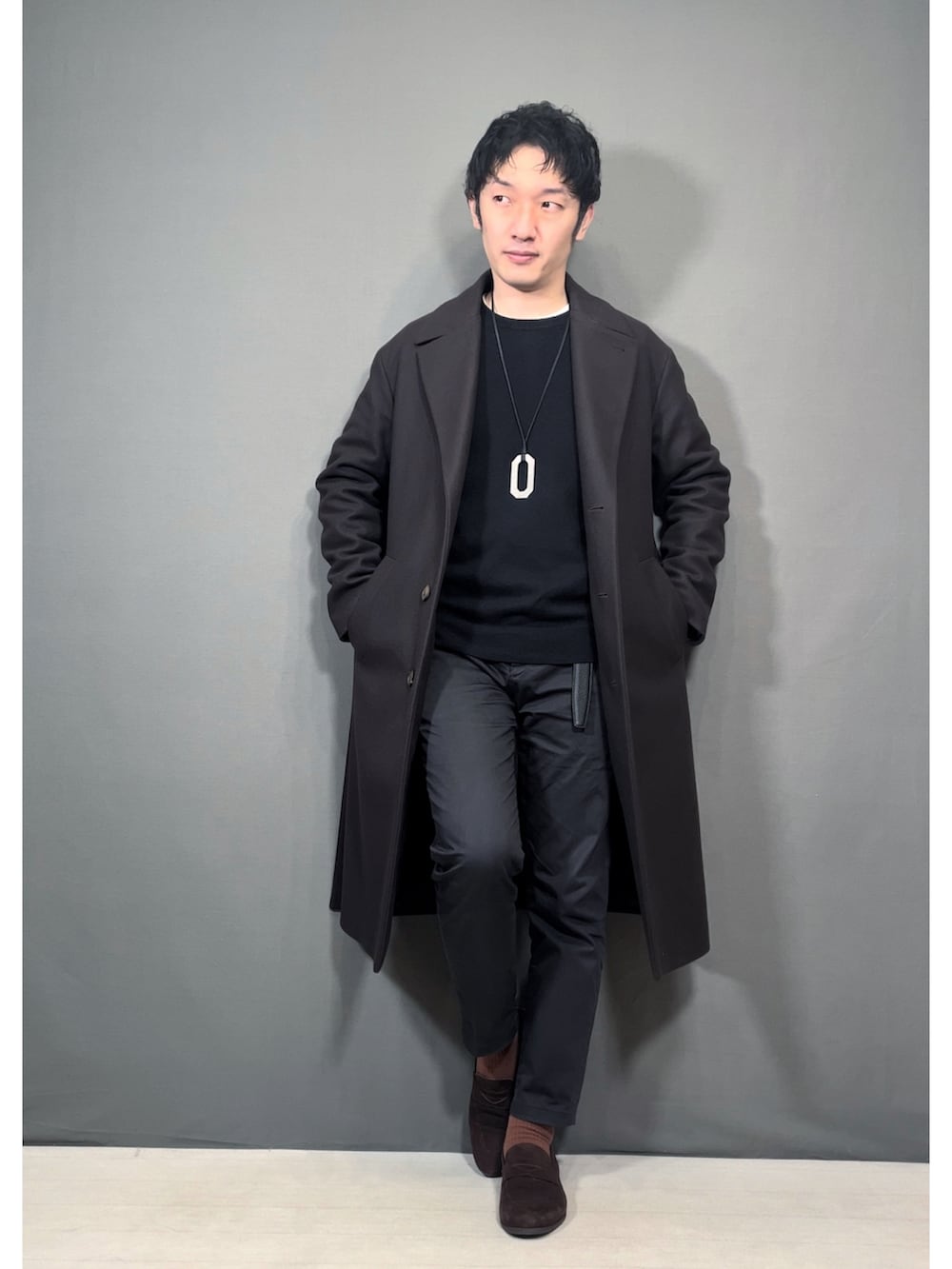 ブラウン系のジャケット/アウター、ブラック系のスラックス、ブラウン系のローファーを着用したメンズの冬コーディネートの5枚目の写真