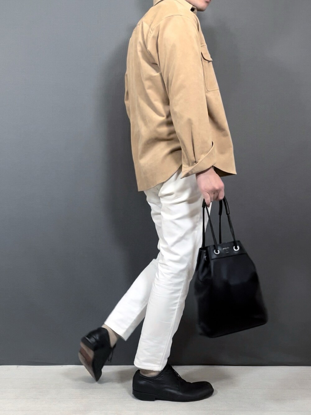 ベージュ系のシャツ/ブラウス、ベージュ系のシャツ/ブラウス、ホワイト系のスラックスを着用したメンズの春コーディネートの4枚目の写真