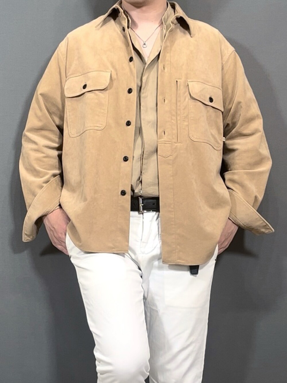 ベージュ系のシャツ/ブラウス、ベージュ系のシャツ/ブラウス、ホワイト系のスラックスを着用したメンズの春コーディネートの2枚目の写真