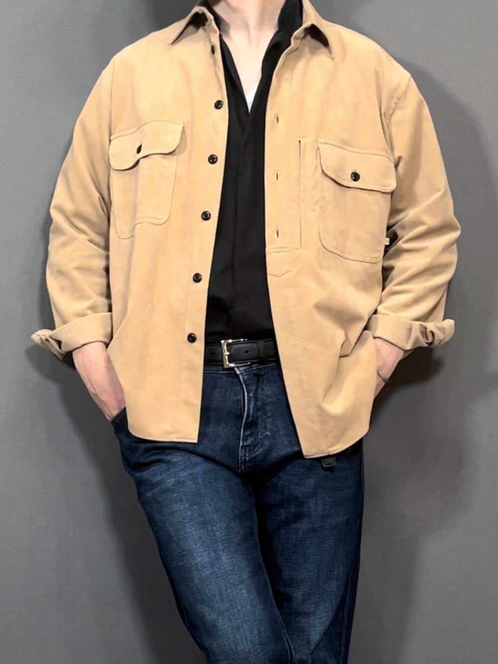 ベージュ系のシャツ/ブラウス、ブラック系のシャツ/ブラウス、ブルー系のデニムパンツを着用したメンズの春コーディネートの2枚目の写真