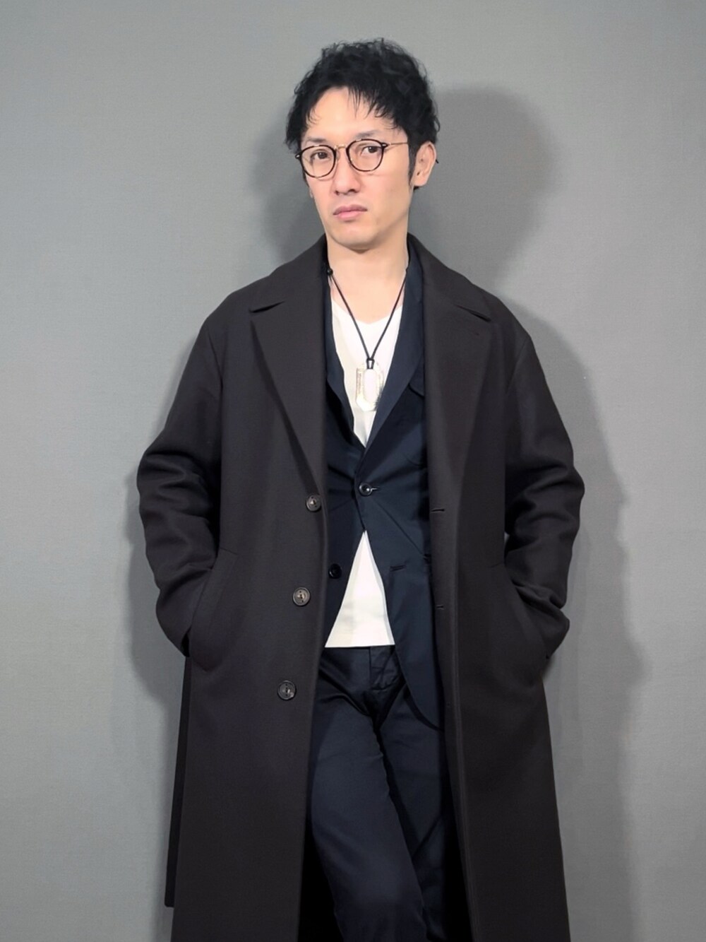 ブラウン系のジャケット/アウター、ブルー系のスラックス、ブラック系のドレスシューズを着用したメンズの冬コーディネートの2枚目の写真