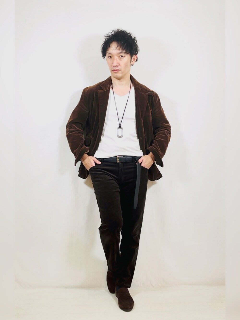 ブラウン系のテーラードジャケット、ブラウン系のパンツ、ブラウン系のローファーを着用したメンズの秋コーディネートの5枚目の写真