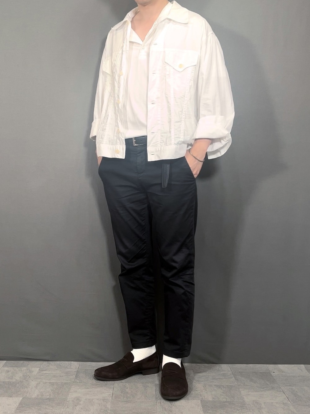 ホワイト系のシャツ/ブラウス、ホワイト系のTシャツ/カットソー、ブラック系のスラックスを着用したメンズの夏コーディネートの4枚目の写真