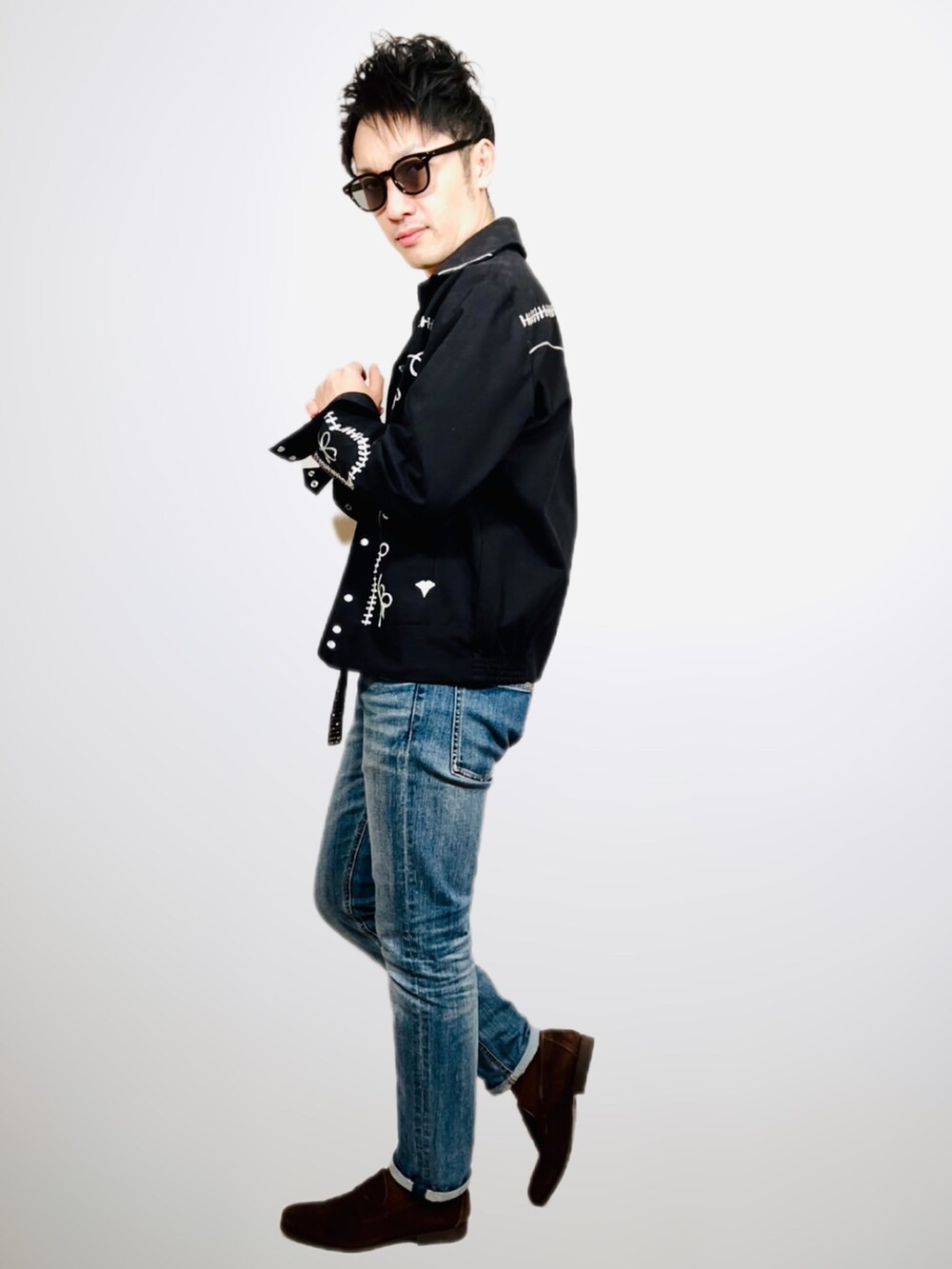 ブラック系のジャケット/アウター、ブルー系のデニムパンツ、ブラウン系のローファーを着用したメンズの春コーディネートの3枚目の写真