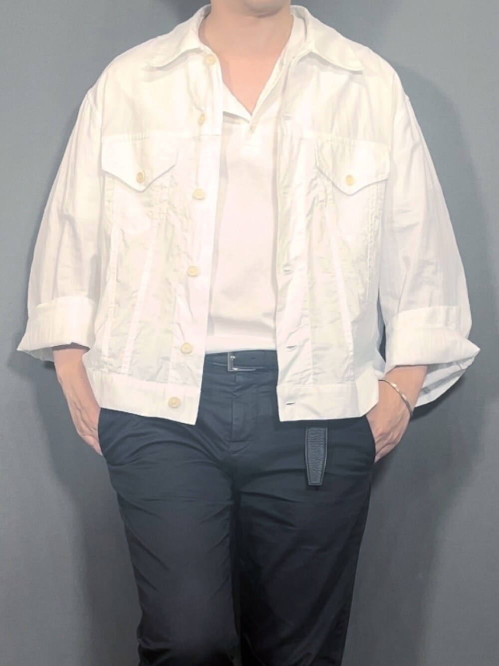 ホワイト系のシャツ/ブラウス、ホワイト系のTシャツ/カットソー、ブラック系のスラックスを着用したメンズの夏コーディネートの2枚目の写真