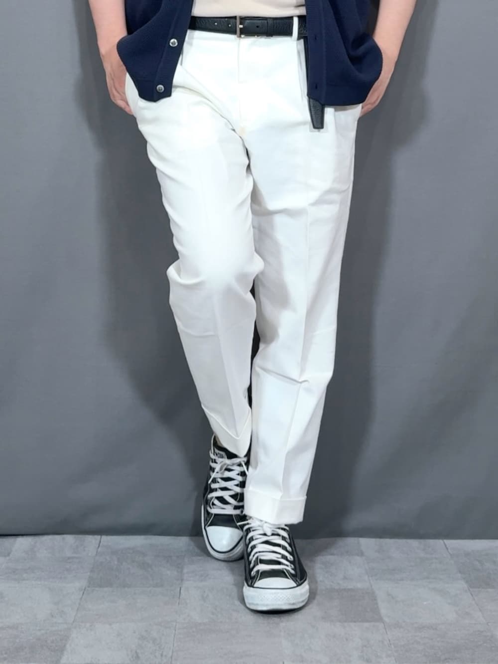 ブラック系のスニーカー、ベージュ系のTシャツ/カットソー、シルバー系のネックレスを着用したメンズの夏コーディネートの3枚目の写真