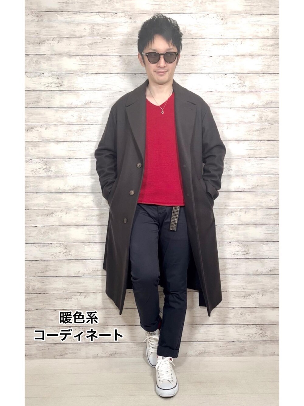 ブラウン系のジャケット/アウター、ブルー系のスラックス、ホワイト系のスニーカーを着用したメンズの冬コーディネートの2枚目の写真