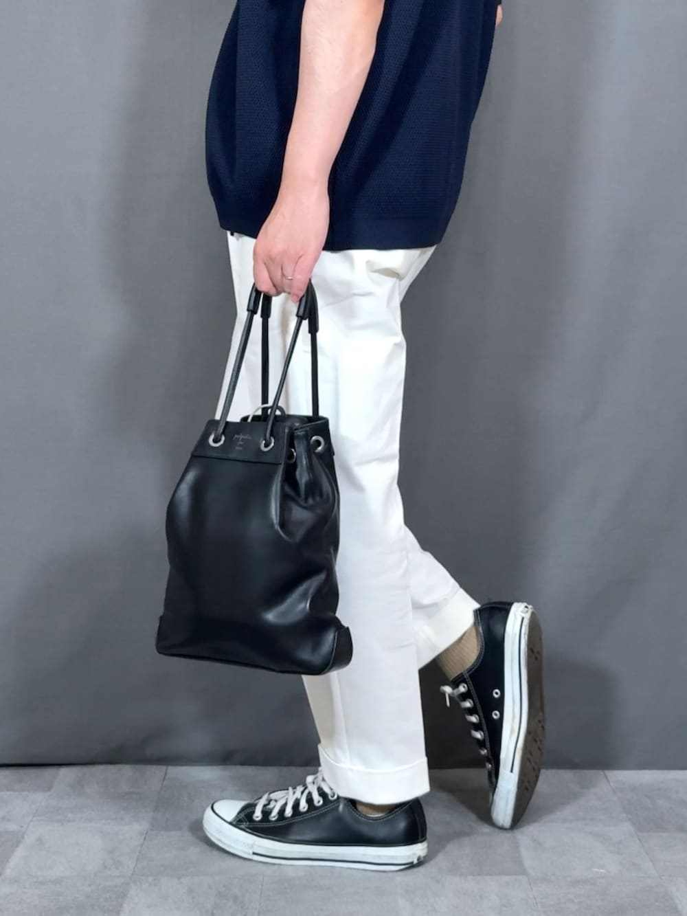 ブラック系のスニーカー、ベージュ系のTシャツ/カットソー、シルバー系のネックレスを着用したメンズの夏コーディネートの4枚目の写真