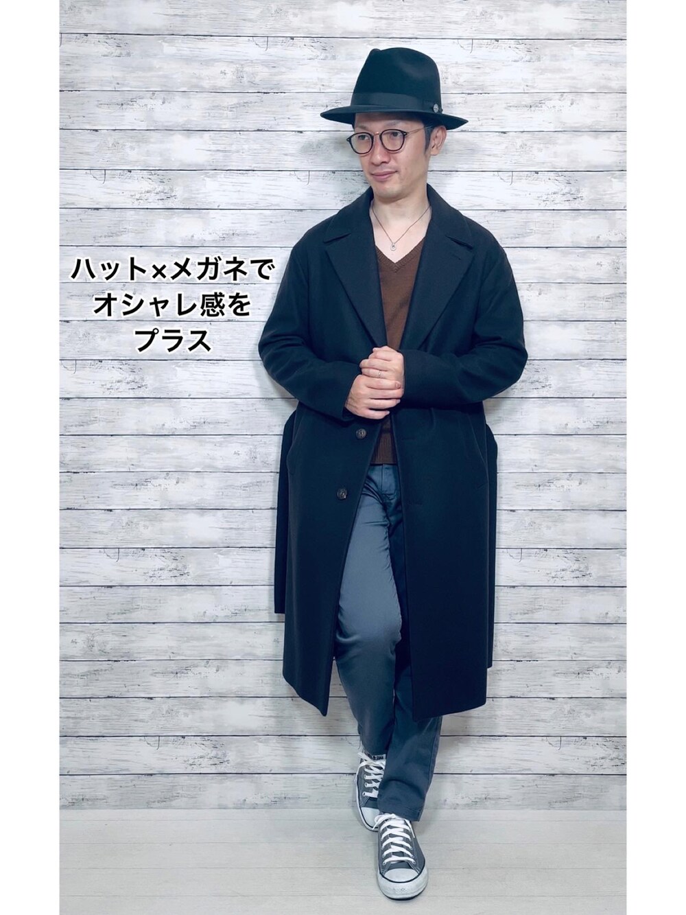 ブラウン系のジャケット/アウター、グレー系のスニーカー、ブラック系のハットを着用したメンズの冬コーディネートの3枚目の写真