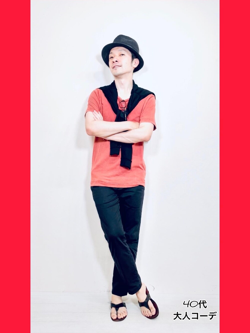 ブラック系のスラックス、レッド系のTシャツ/カットソー、ブラック系のハットを着用したメンズの夏コーディネートの5枚目の写真