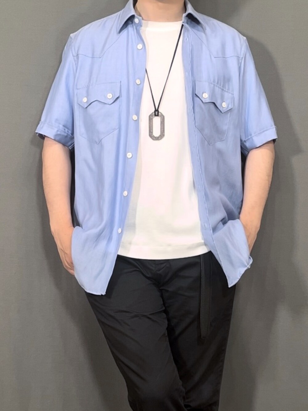 ブルー系のシャツ/ブラウス、ホワイト系のTシャツ/カットソー、ブラック系のスラックスを着用したメンズの夏コーディネートの2枚目の写真