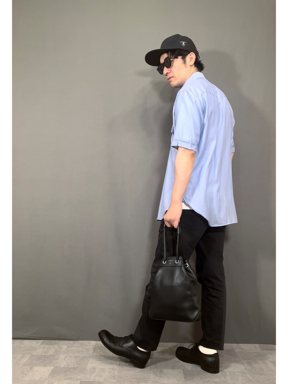 ブルー系のシャツ/ブラウス、ホワイト系のTシャツ/カットソー、ブラック系のスラックスを着用したメンズの夏コーディネートの4枚目の写真