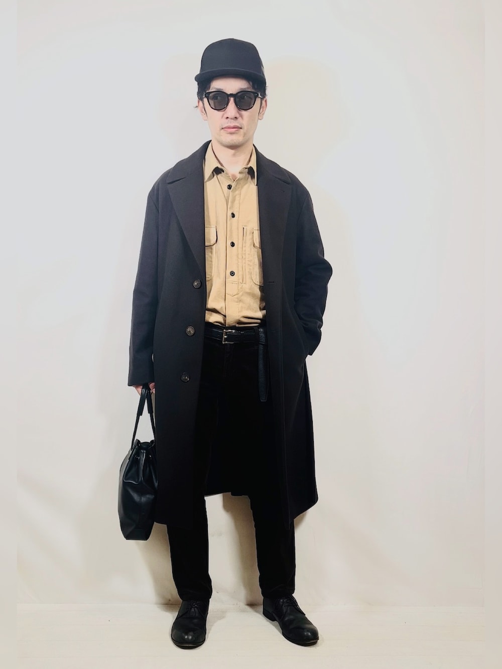 ベージュ系のシャツ/ブラウス、ブラウン系のジャケット/アウター、ブラウン系のパンツを着用したメンズの秋コーディネートの3枚目の写真