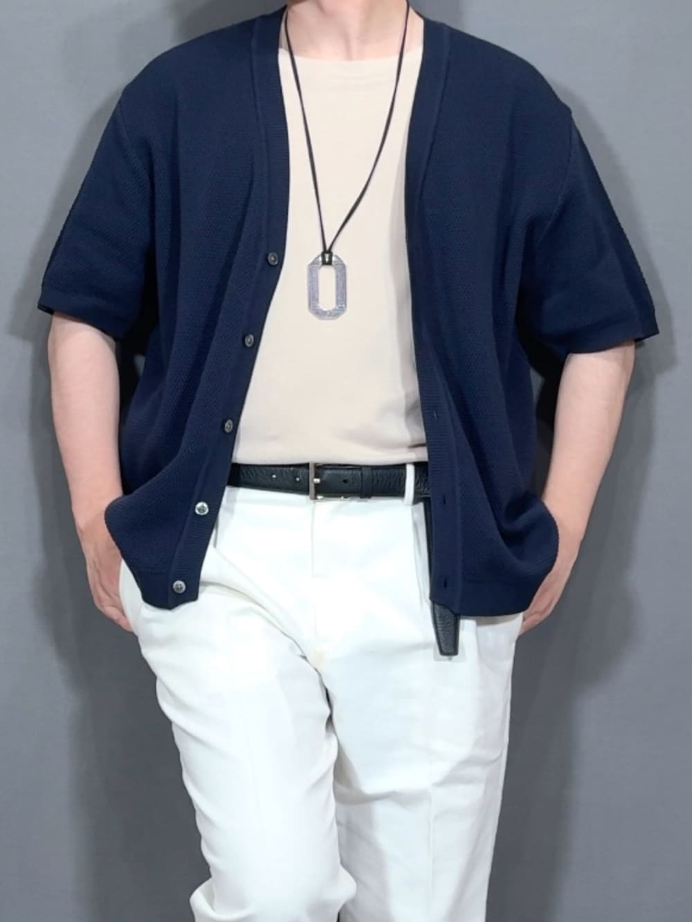 ブラック系のスニーカー、ベージュ系のTシャツ/カットソー、シルバー系のネックレスを着用したメンズの夏コーディネートの2枚目の写真