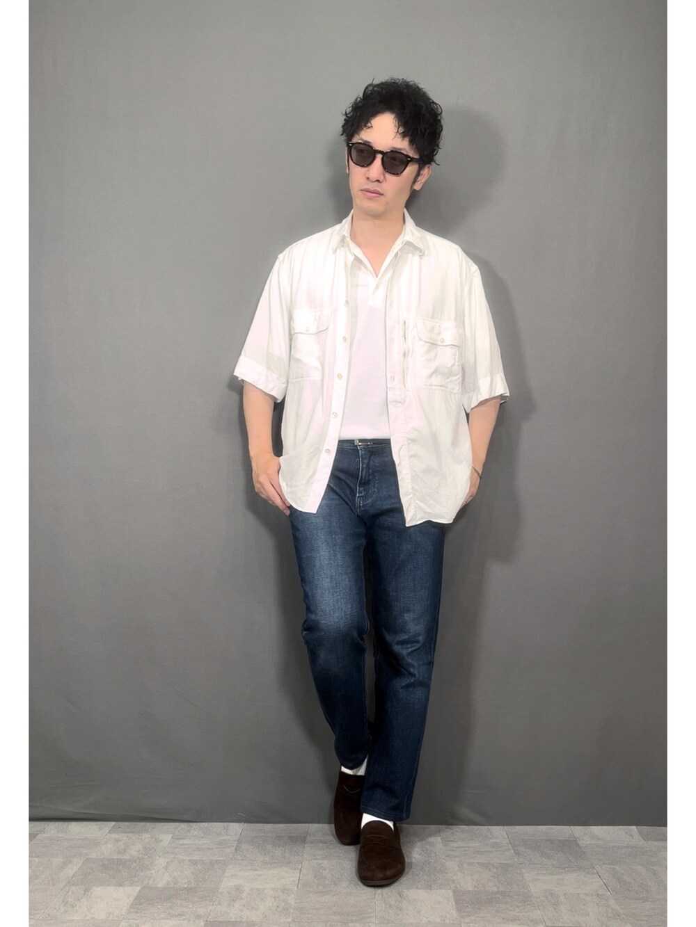 ホワイト系のTシャツ/カットソー、ホワイト系のシャツ/ブラウス、ブルー系のデニムパンツを着用したメンズの夏コーディネートの5枚目の写真