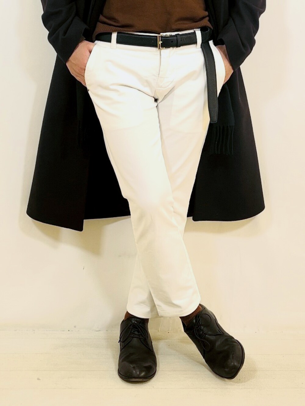 ブラウン系のジャケット/アウター、ホワイト系のスラックス、ブラック系のドレスシューズを着用したメンズの冬コーディネートの4枚目の写真