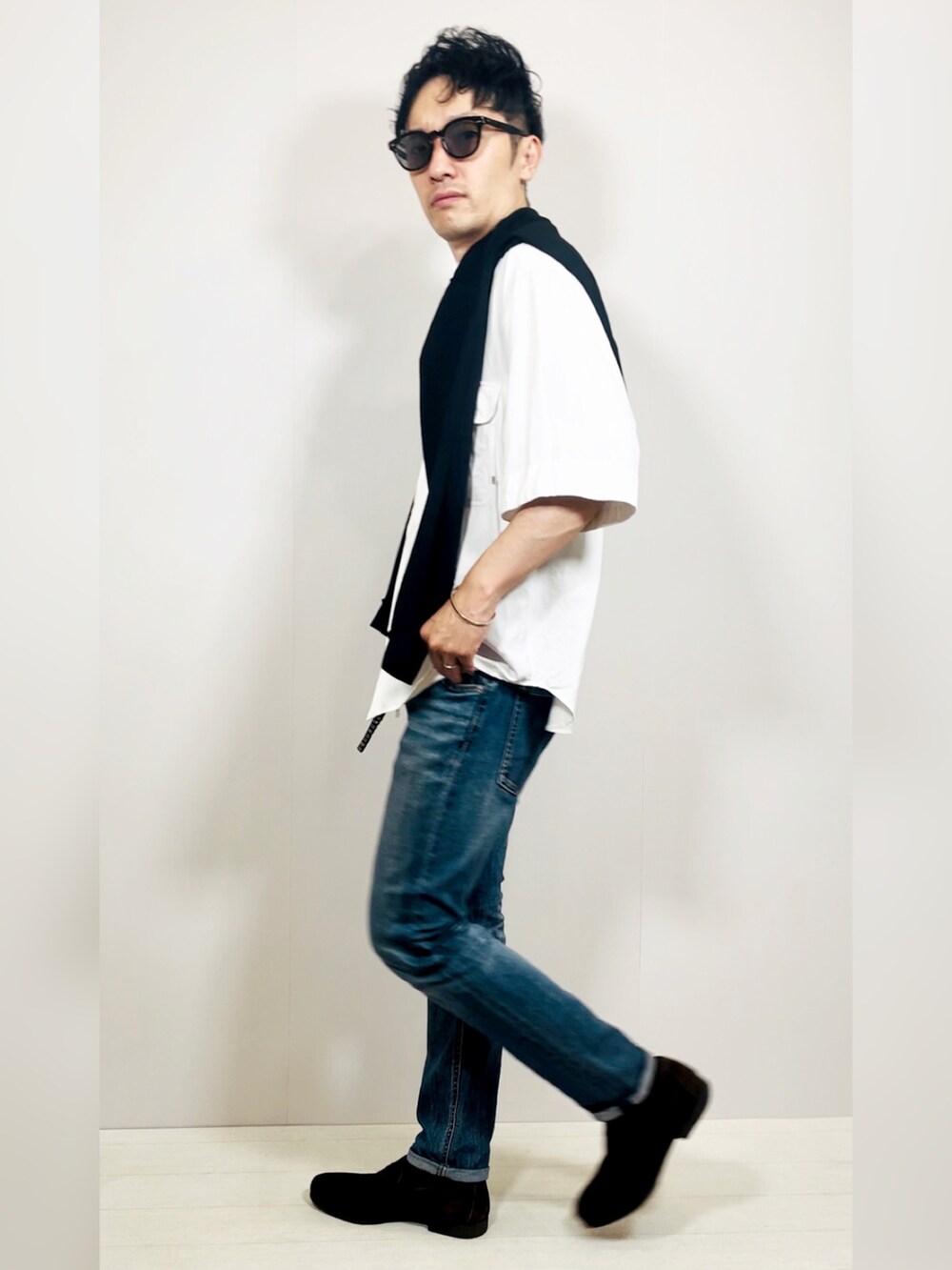 ホワイト系のシャツ/ブラウス、ブルー系のデニムパンツ、ブラウン系のローファーを着用したメンズの春コーディネートの3枚目の写真