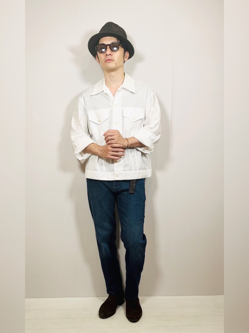 ホワイト系のシャツ/ブラウス、ブルー系のデニムパンツ、ブラウン系のローファーを着用したメンズの夏コーディネートの5枚目の写真