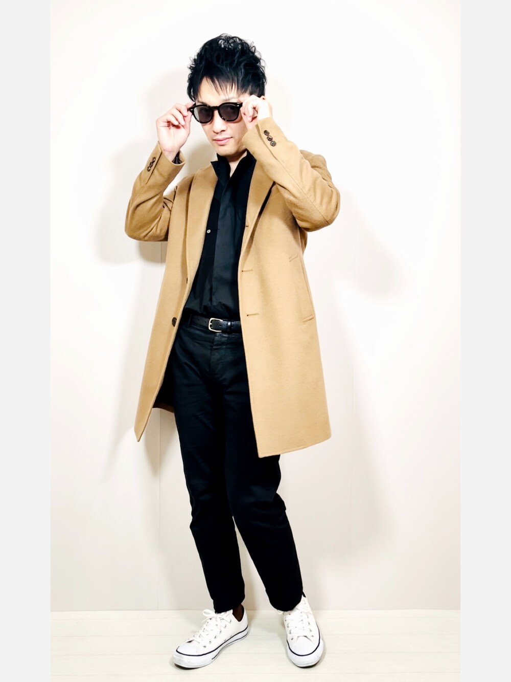 ベージュ系のチェスターコート、ブラック系のシャツ/ブラウス、ブラック系のスラックスを着用したメンズの春コーディネートの3枚目の写真