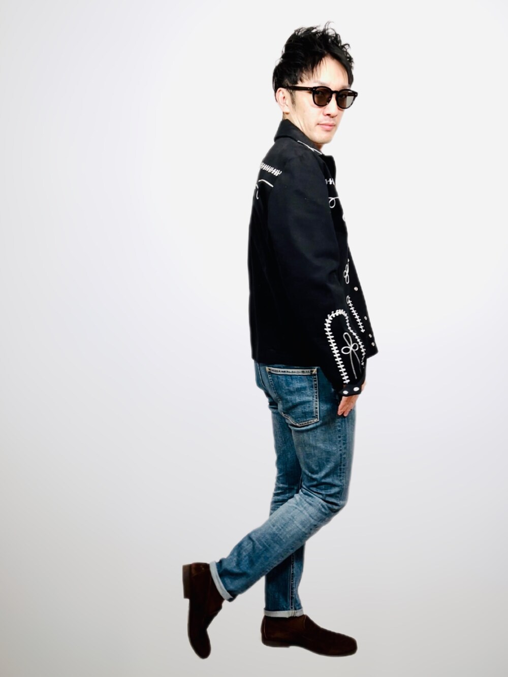 ブラック系のジャケット/アウター、ブルー系のデニムパンツ、ブラウン系のローファーを着用したメンズの春コーディネートの2枚目の写真