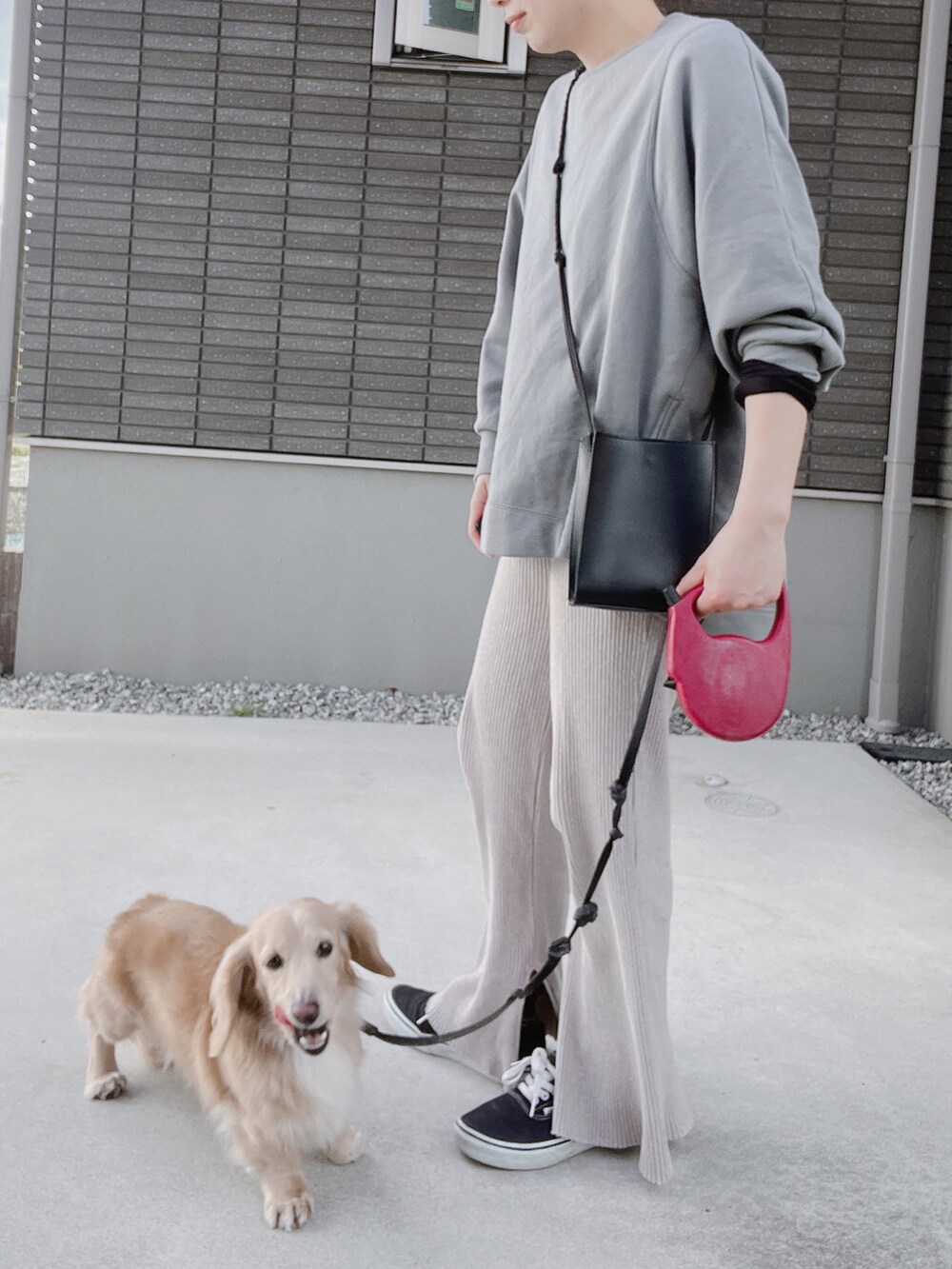 グリーン系のスウェット、ホワイト系のTシャツ/カットソー、ブラック系のスニーカーを着用したレディースの春コーディネートの2枚目の写真