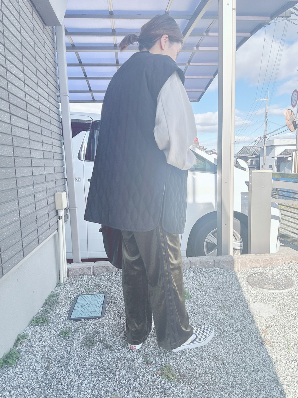 ホワイト系のスウェット、その他のスニーカー、ブラック系のショルダーバッグを着用したレディースの冬コーディネートの2枚目の写真