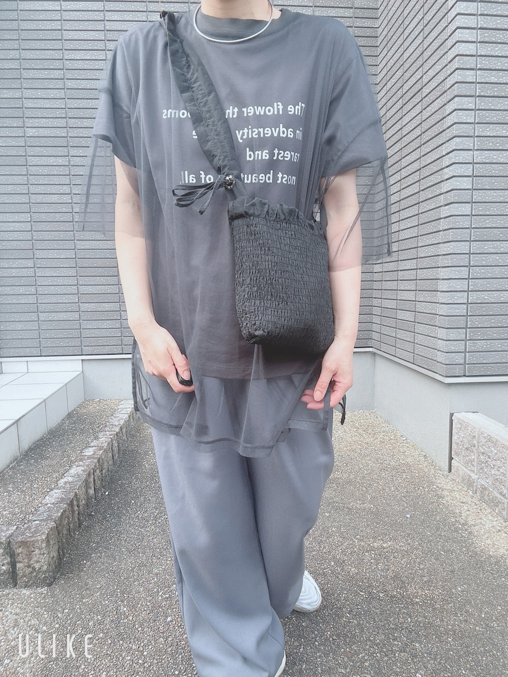 グレー系のその他トップス、グレー系のTシャツ/カットソー、ブラック系のショルダーバッグを着用したレディースの春コーディネートの4枚目の写真