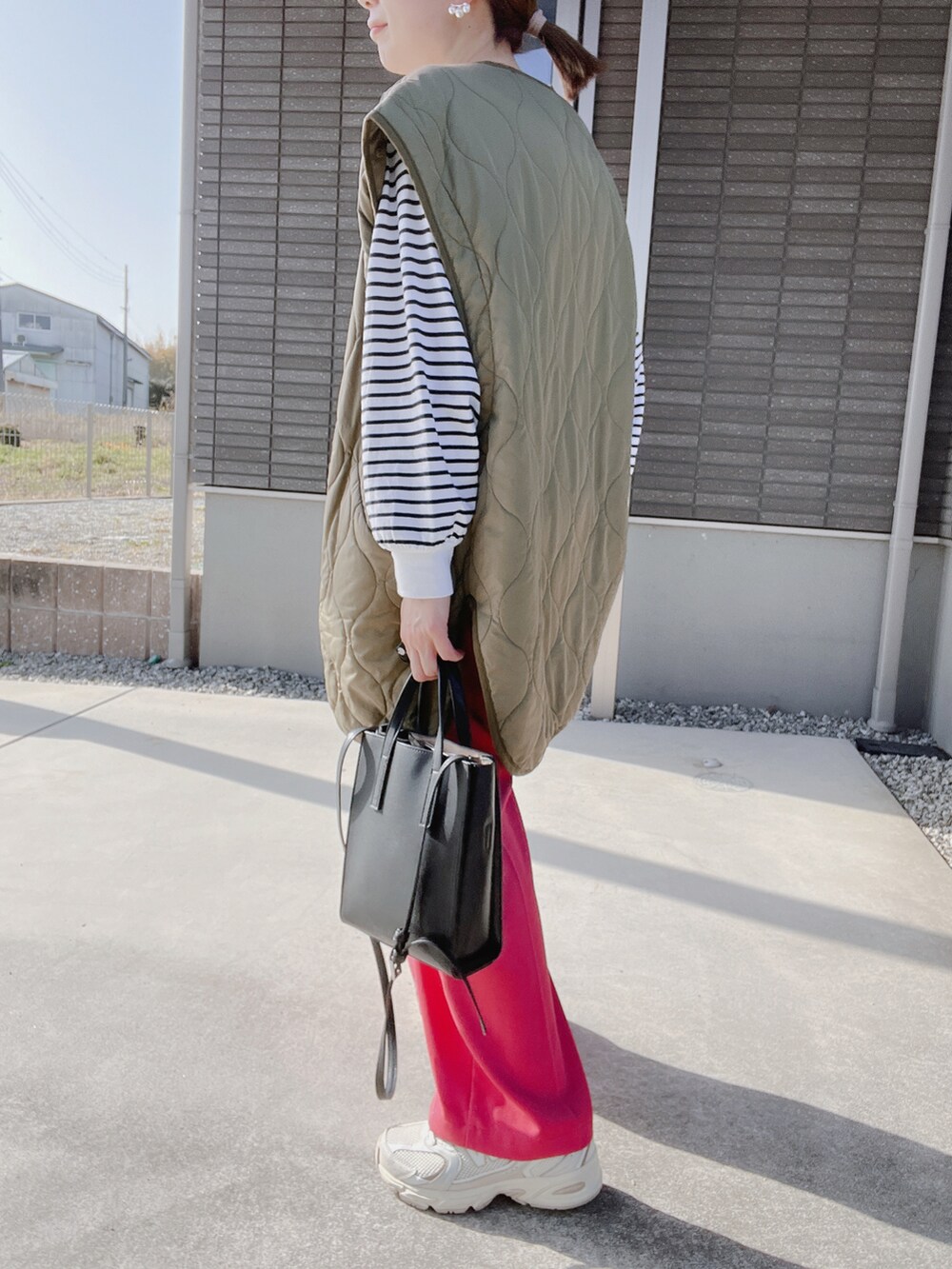 グリーン系のノーカラージャケット、その他のTシャツ/カットソー、ピンク系のその他パンツを着用したレディースの春コーディネートの2枚目の写真