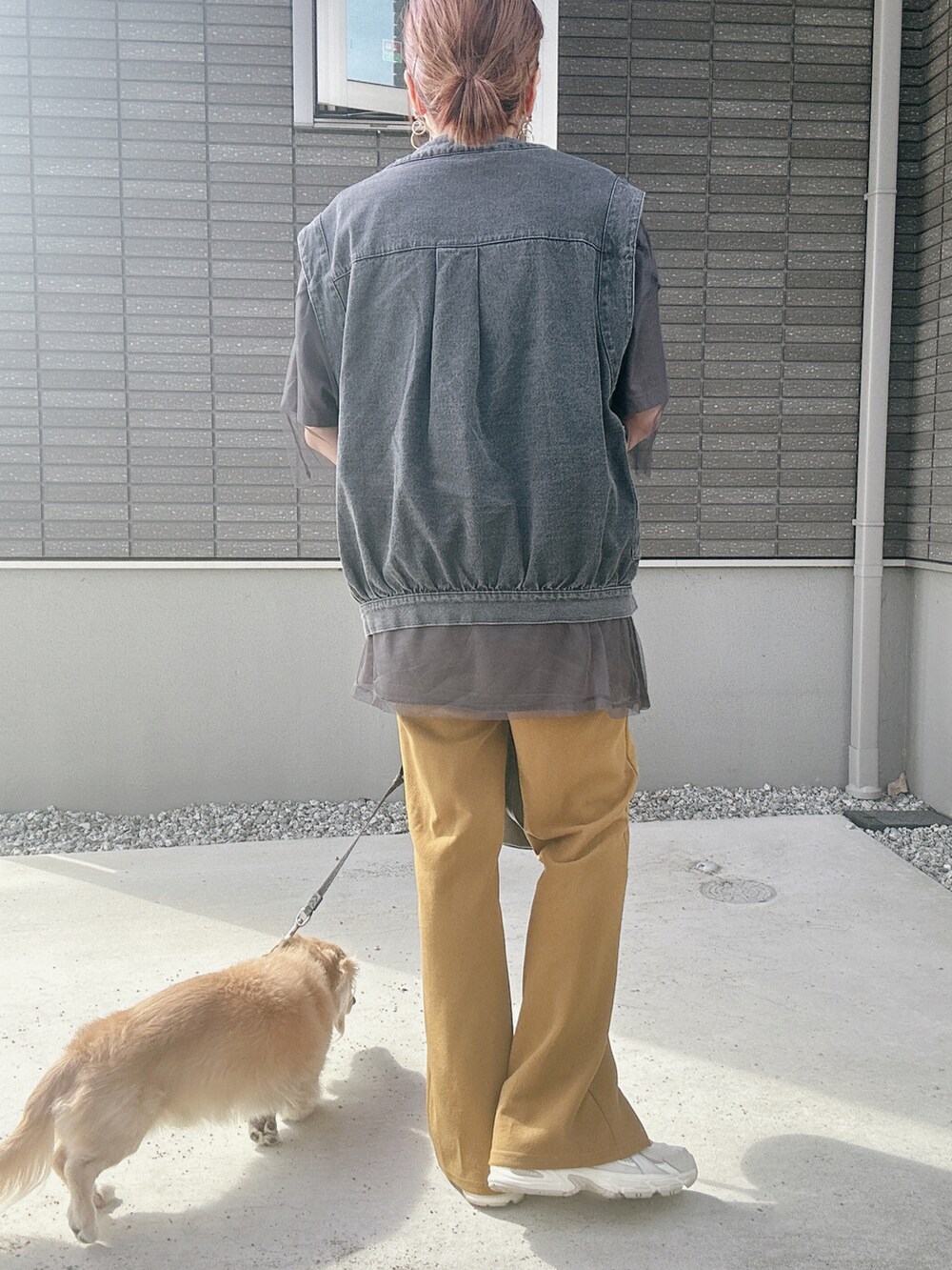 ブラック系のベスト、グレー系のその他トップス、ブラック系のTシャツ/カットソーを着用したレディースの秋コーディネートの3枚目の写真