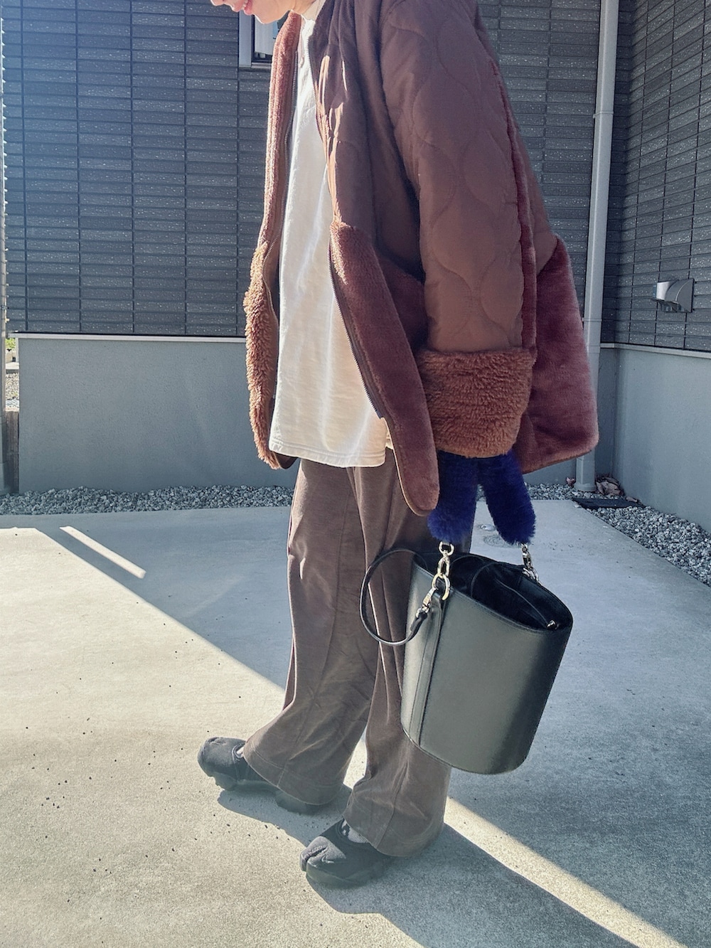 「あったかコーデ、冬のコーデ、お出かけコーデ、大人ファッション、カジュアルコーデ、ベロアパンツ、キルティングジャケット、バケツバッグ、おしゃれさんと繋がりたい、ショッピング」｜「AMERICAN HOLICのキルポカボアＭｉｘキルティングコート（その他アウター、ブラウン系）」を使った、coco☆2009さん（レディース・157cm）の冬コーディネートの3枚目の写真