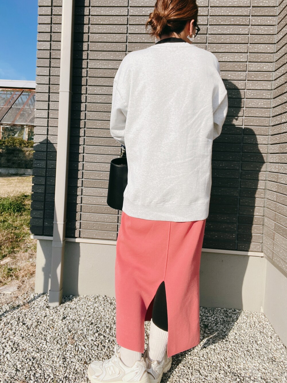 ブラック系のブルゾン、グレー系のスウェット、ブラック系のTシャツ/カットソーを着用したレディースの冬コーディネートの4枚目の写真