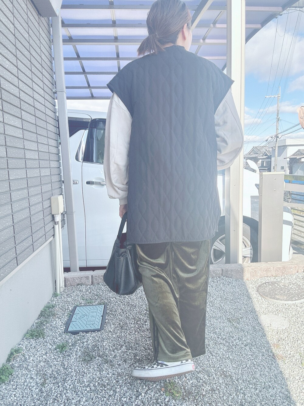 ホワイト系のスウェット、その他のスニーカー、ブラック系のショルダーバッグを着用したレディースの冬コーディネートの3枚目の写真