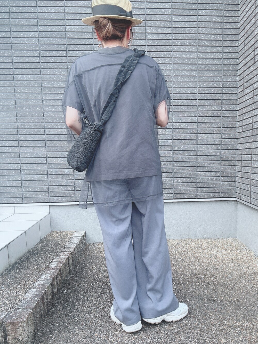 グレー系のその他トップス、グレー系のTシャツ/カットソー、ブラック系のショルダーバッグを着用したレディースの春コーディネートの3枚目の写真