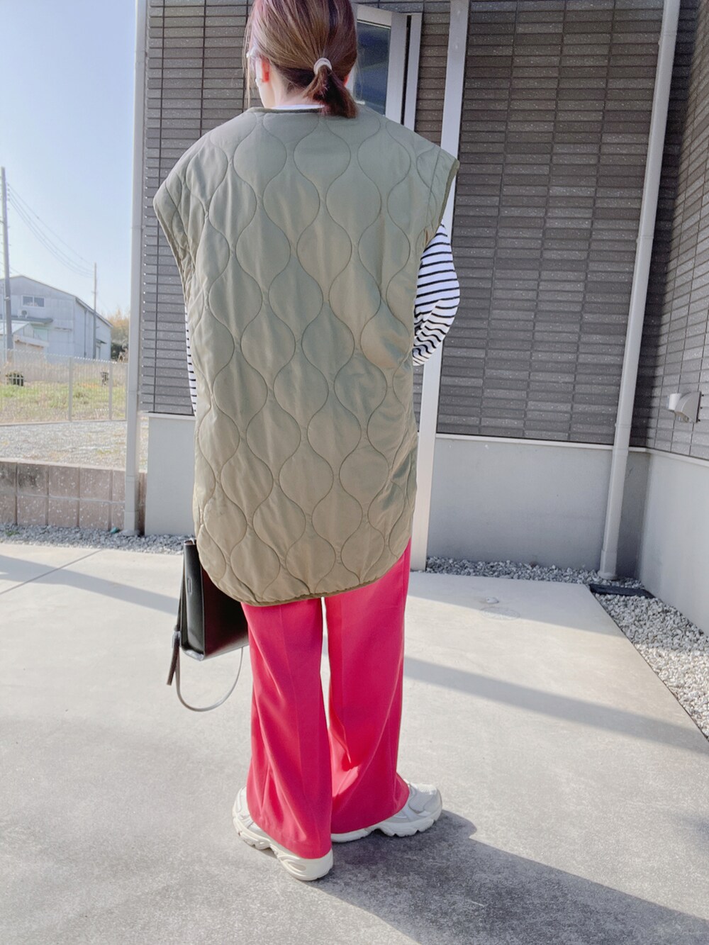 グリーン系のノーカラージャケット、その他のTシャツ/カットソー、ピンク系のその他パンツを着用したレディースの春コーディネートの3枚目の写真