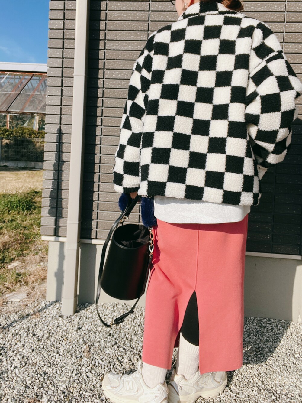 ブラック系のブルゾン、グレー系のスウェット、ブラック系のTシャツ/カットソーを着用したレディースの冬コーディネートの2枚目の写真