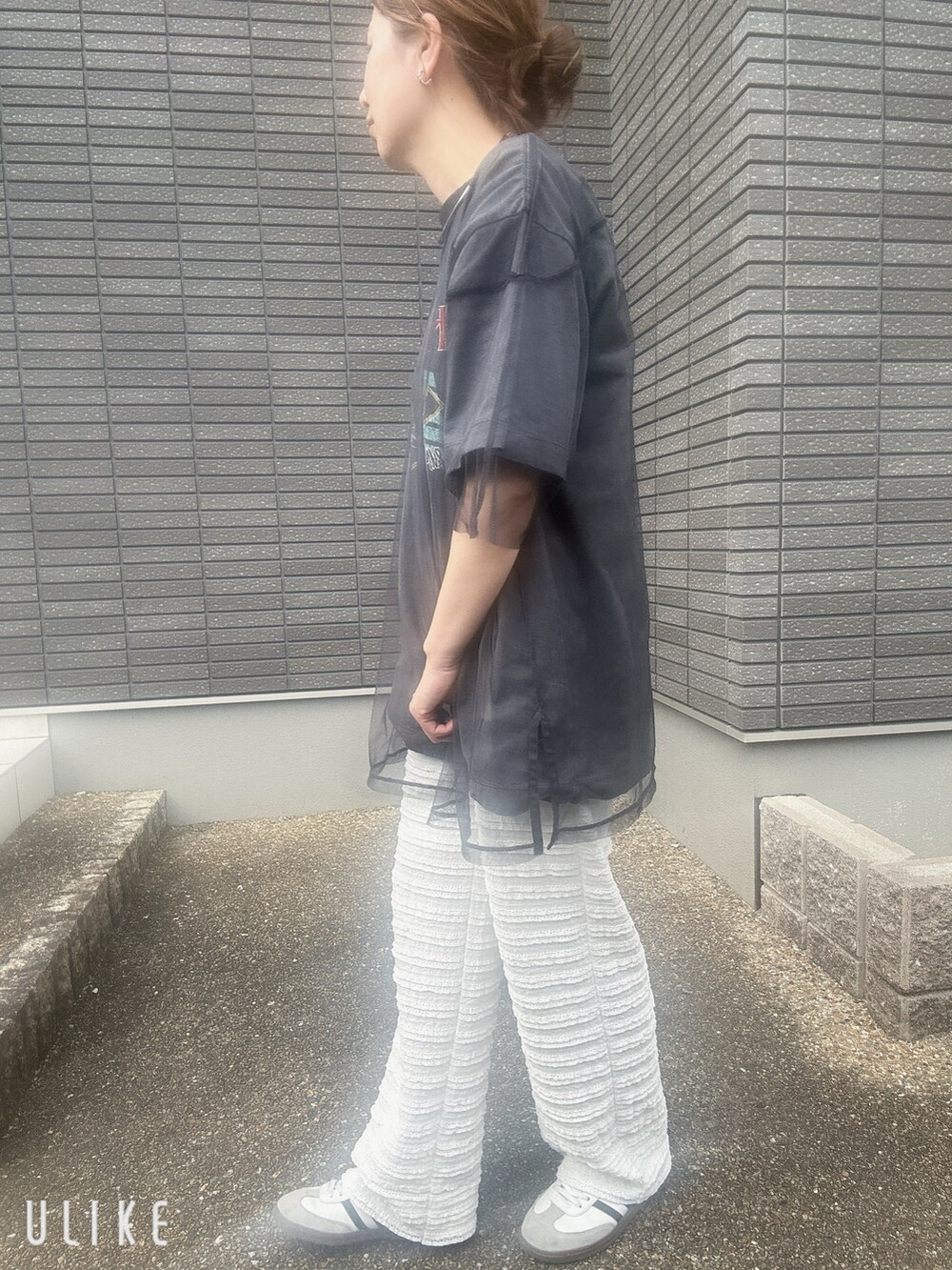 グレー系のTシャツ/カットソー、グレー系のその他トップス、ホワイト系のその他パンツを着用したレディースの夏コーディネートの3枚目の写真