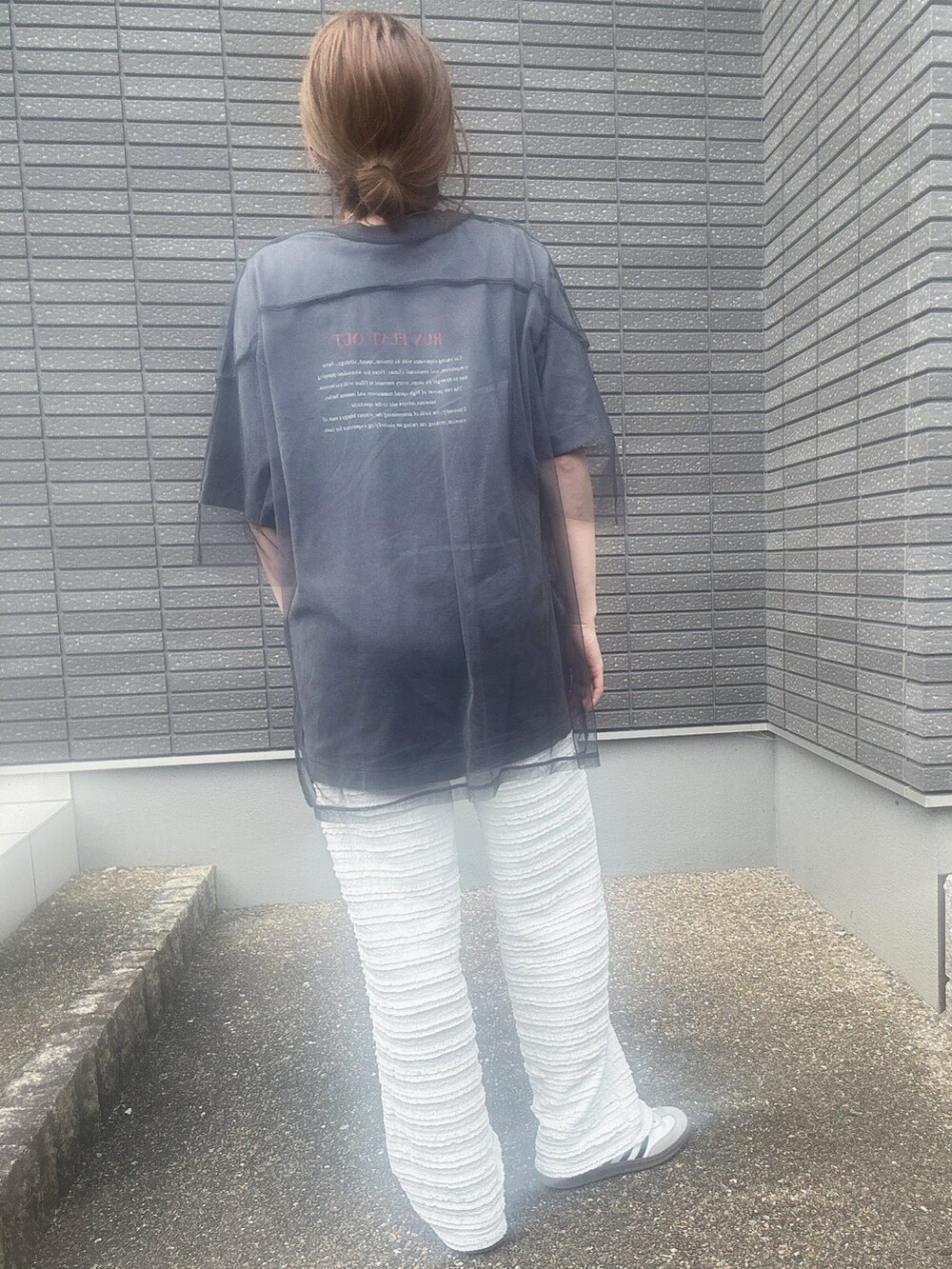 グレー系のTシャツ/カットソー、グレー系のその他トップス、ホワイト系のその他パンツを着用したレディースの夏コーディネートの2枚目の写真