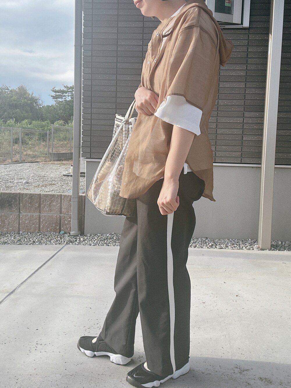 ブラウン系のパーカー、ホワイト系のTシャツ/カットソー、ブラック系のその他パンツを着用したレディースの秋コーディネートの2枚目の写真